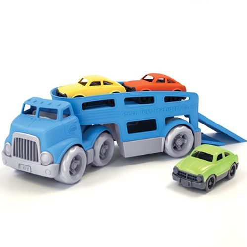 Green Toys blauwe speelgoedvrachtwagen met twee miniauto's op de oplegger en een groene miniauto ernaast.