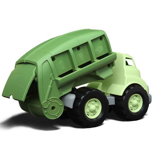 Green Toys groene speelgoedvuilniswagen met omhoog gekantelde laadbak.