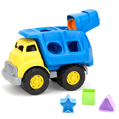 Green Toys babyspeelgoed vuilniswagen met vormenstoof en drie losse vormpjes ernaast.