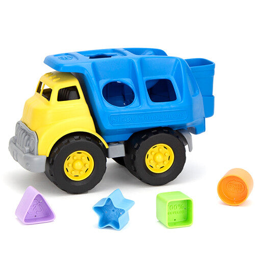 Green Toys babyspeelgoed vuilniswagen met vormenstoof en vier losse vormpjes ernaast.