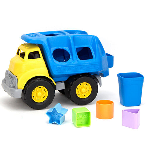 Green Toys babyspeelgoed vuilniswagen met vormenstoof en vijf losse vormpjes ernaast.
