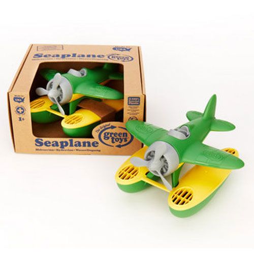 Green Toys groen en geel plastic watervliegtuig naast de kartonnen verpakking.