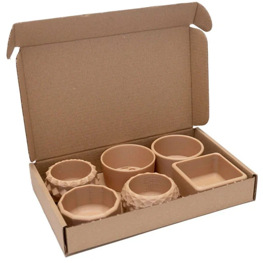 grennn mini speelbakjes met zeef in beige kleur en geometrische patronen, verpakt in een open kartonnen doos.