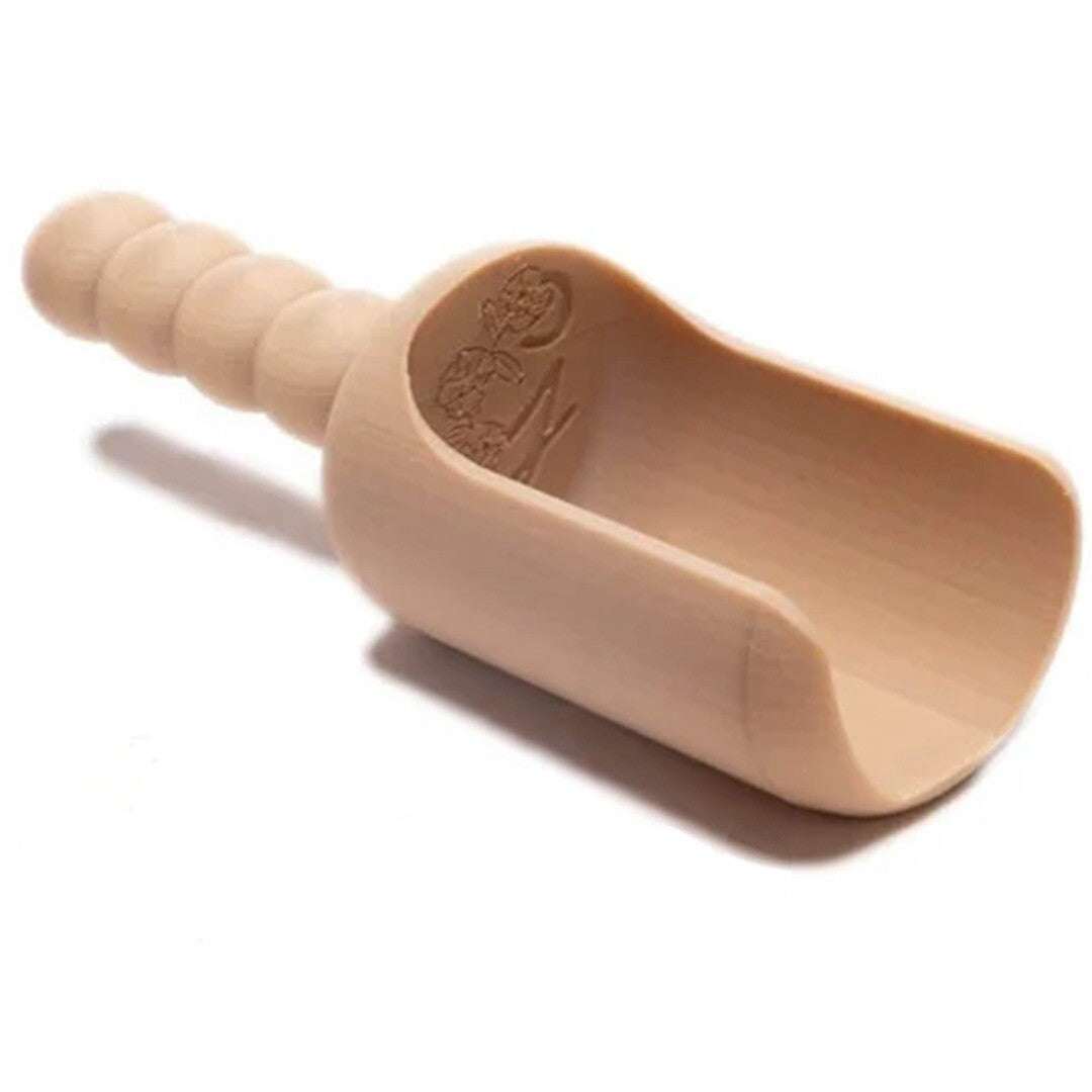 Een beige grennn schepje met een gebloemd patroon aan de binnenkant.