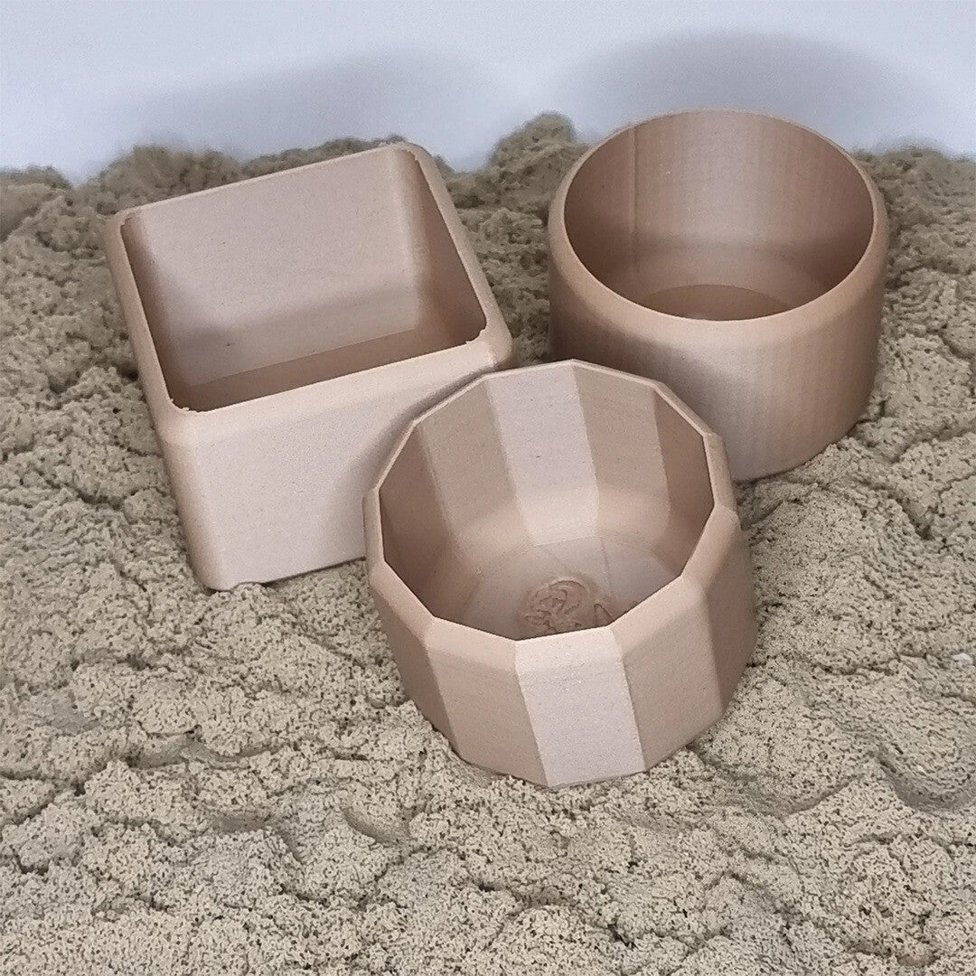 Drie verschillende grennn beige speelbakjes in zand.