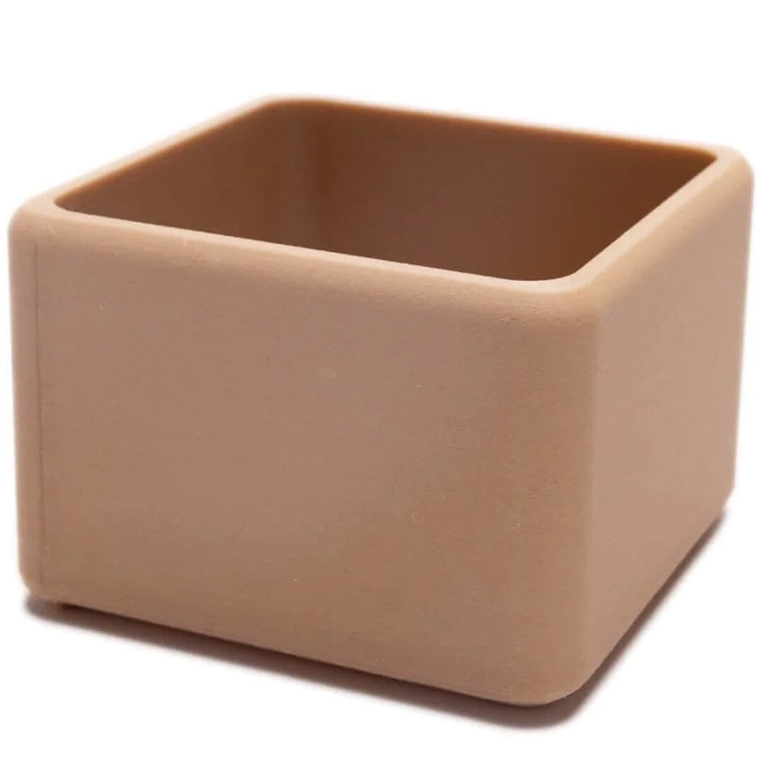 Een beige vierkant grennn speelbakje voor in de zandbak.