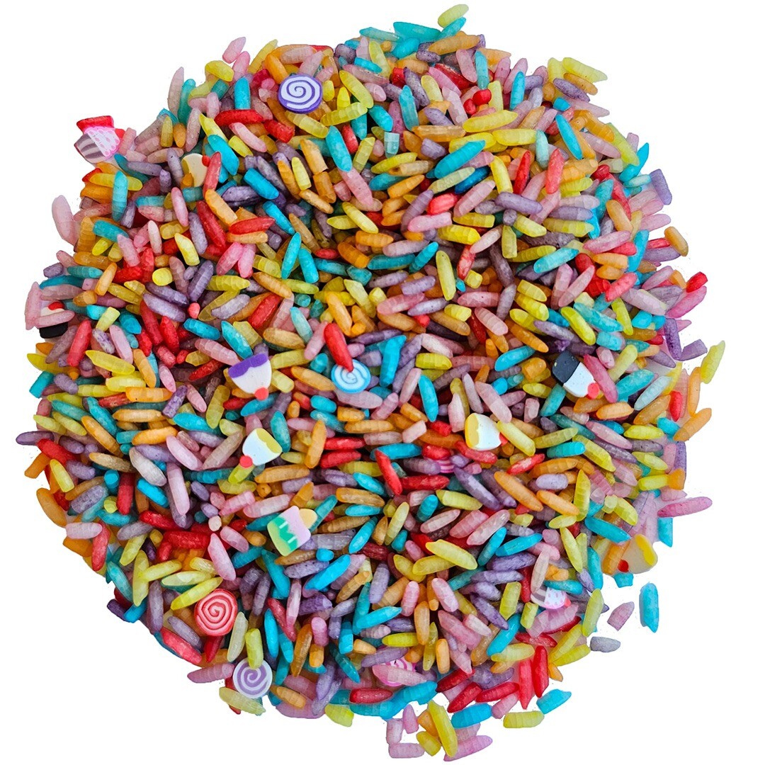 Grennn sensorisch speelgoed speelrijst candy mix, een hoopje veelkleurige rijstkorrels met snoepvormige decoraties.
