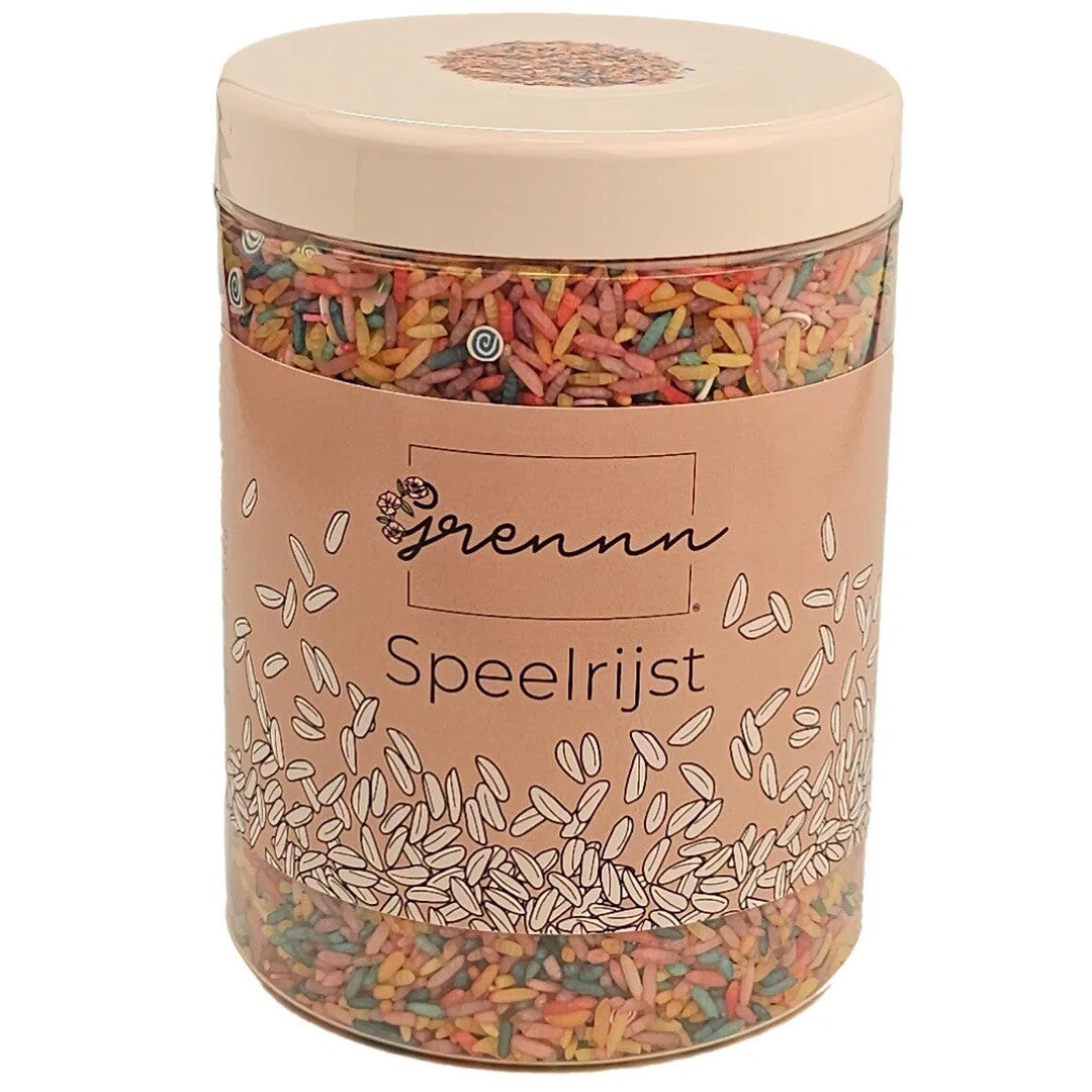 Verpakking van Grennn sensorisch speelgoed speelrijst candy mix, een doorzichtige pot met een label en veelkleurige rijst.