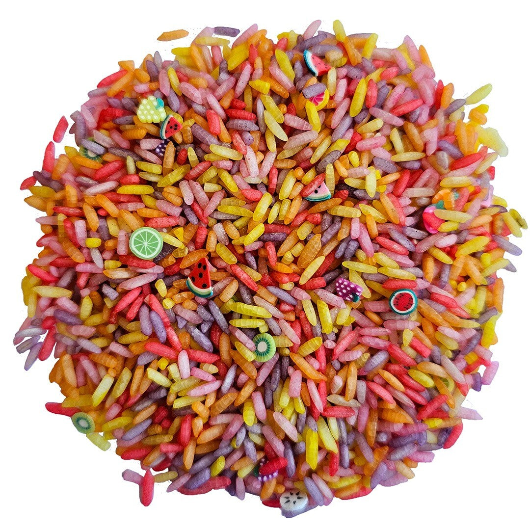 Grennn sensorisch speelgoed speelrijst fruit mix met kleurrijke rijst en kleine fruitfiguurtjes.