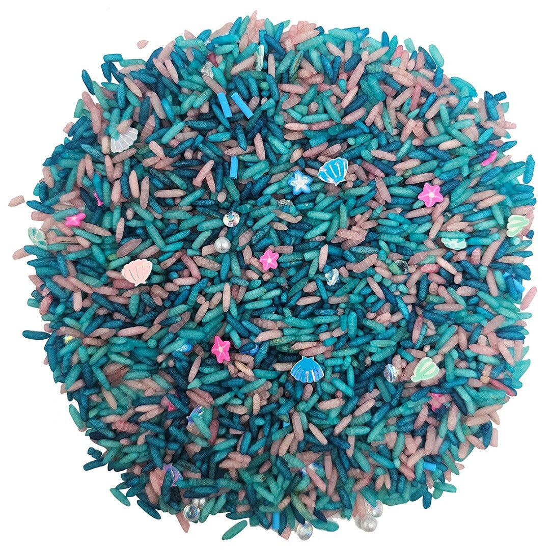 grennn sensorisch speelgoed speelrijst mermaid mix met blauwe en roze rijstkorrels en kleine schelpen en sterren.