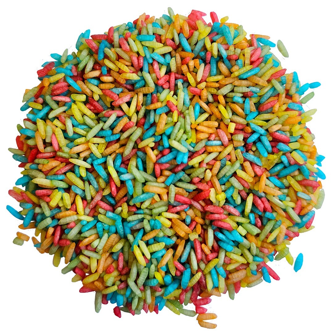 Een hoopje veelkleurige grennn regenboog speelrijst, geschikt als sensorisch speelgoed.