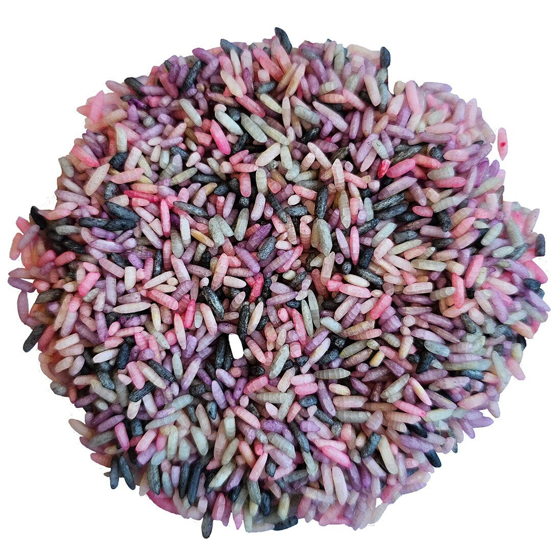 Een hoopje grennn speelrijst unicorn mix met veelkleurige rijstkorrels.