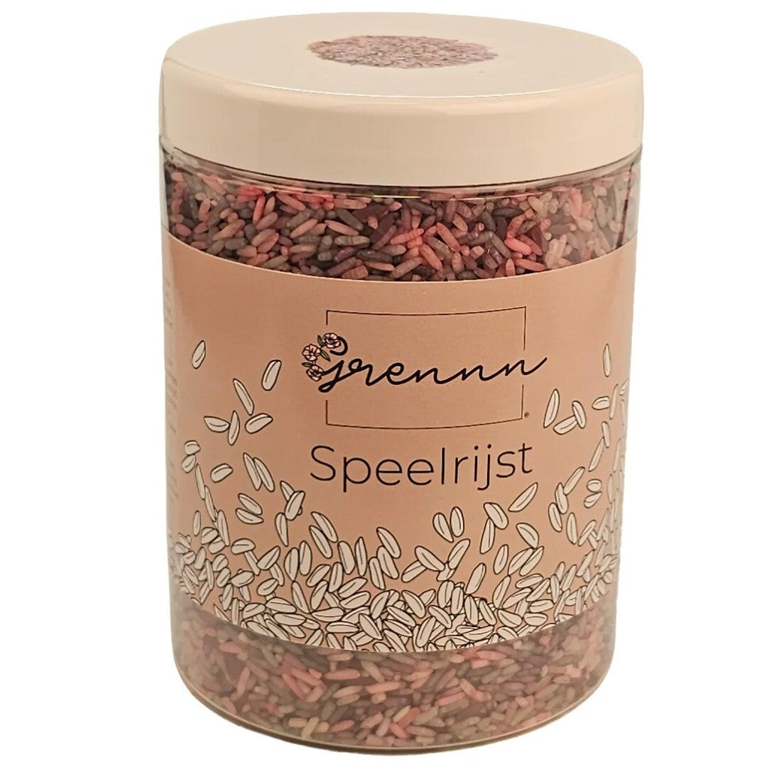De verpakking van grennn speelrijst, een doorzichtige pot met veelkleurige rijstkorrels.