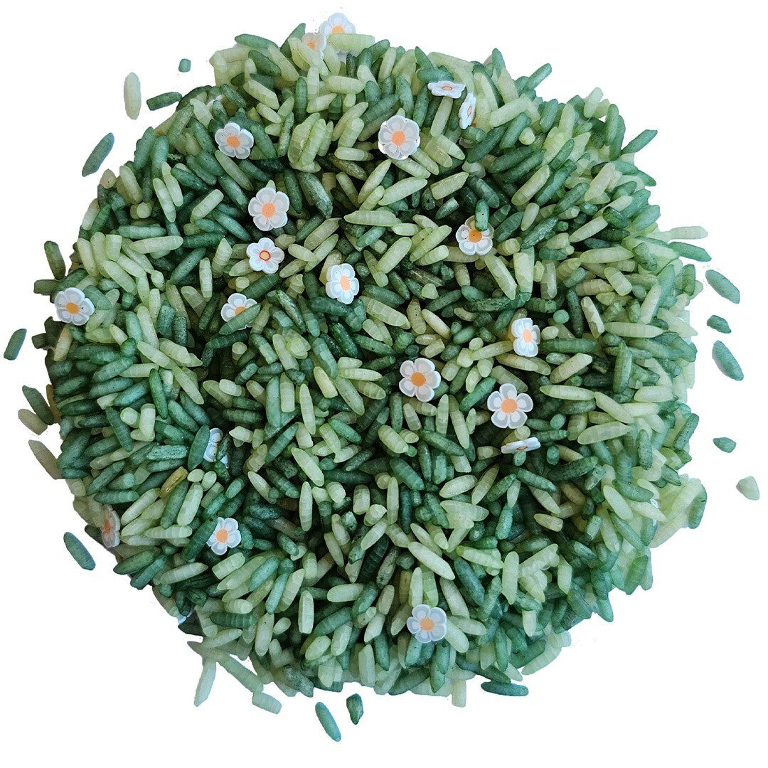 Grennn speelrijst met groene rijstkorrels en witte bloemetjes.