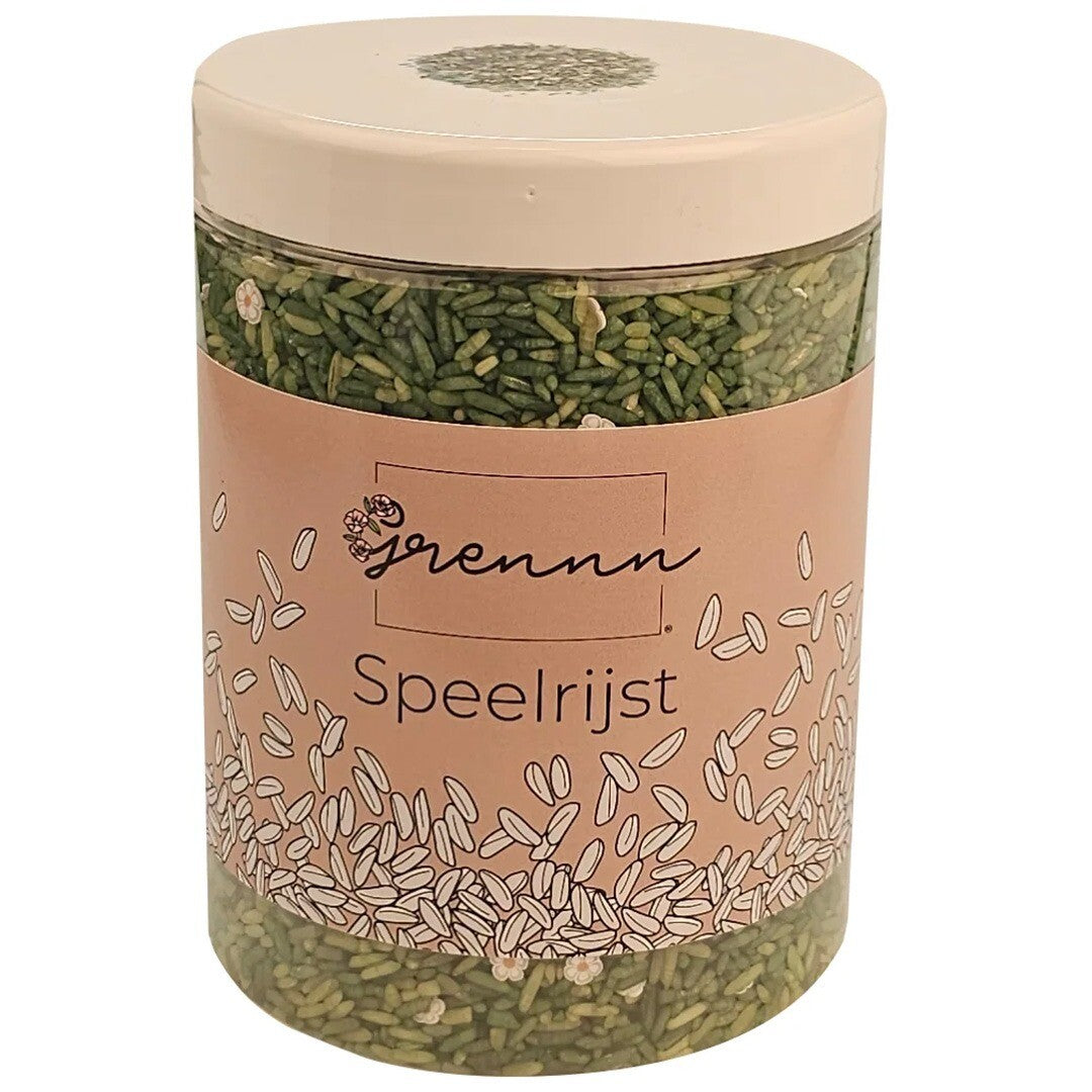 Verpakking van Grennn speelrijst met groene rijstkorrels en witte bloemetjes.