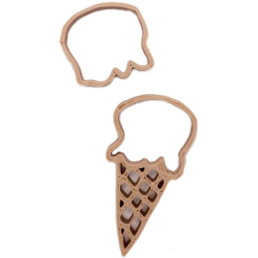 Twee grennn beige houten uitsteekvormen voor zand in de vorm van een ijsje.