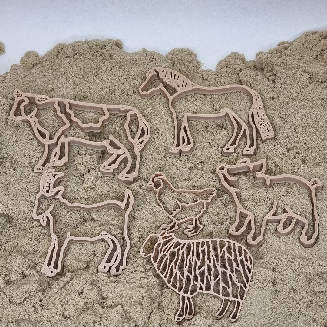 grennn zandbak uitsteekvormen van zes boerderijdieren in het zand.