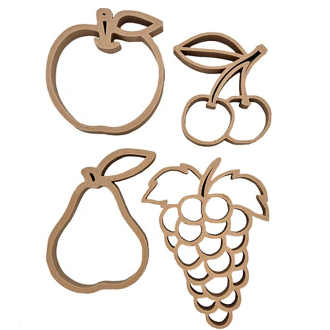 Vier beige grennn fruit uitsteekvormen voor zandbak of klei: appel, kersen, peer en druiven.