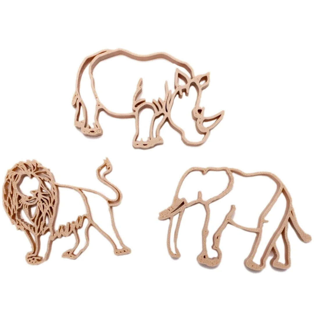 Drie beige grennn uitsteekvormen van safaridieren: een neushoorn, leeuw en olifant, op een witte achtergrond.