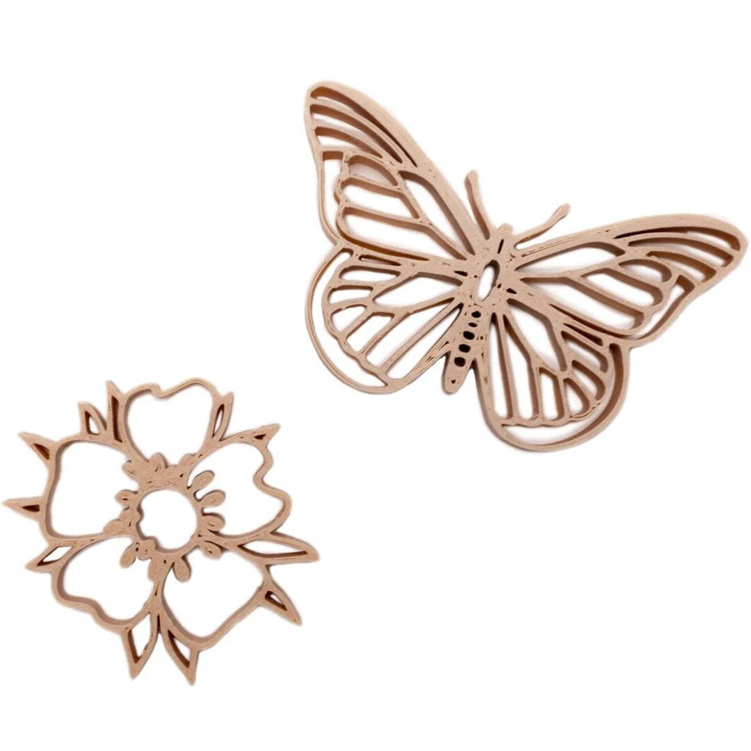 grennn uitsteekvormen voor in de zandbak, een beige vlinder en een bloem op een witte achtergrond.