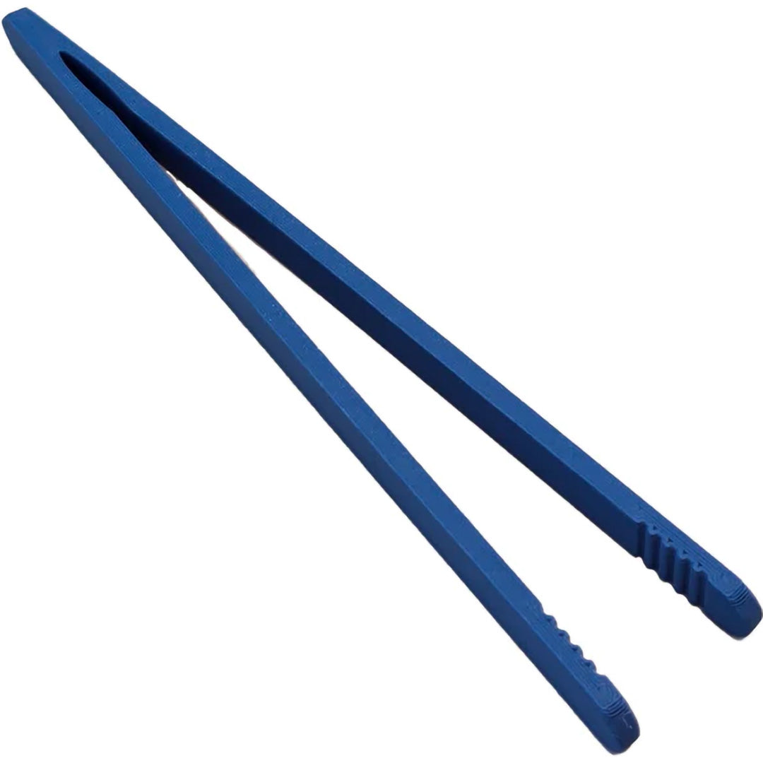 Grennn blauw pincet van bamboe, sensorisch speelgoed, schuin gefotografeerd op een witte achtergrond.