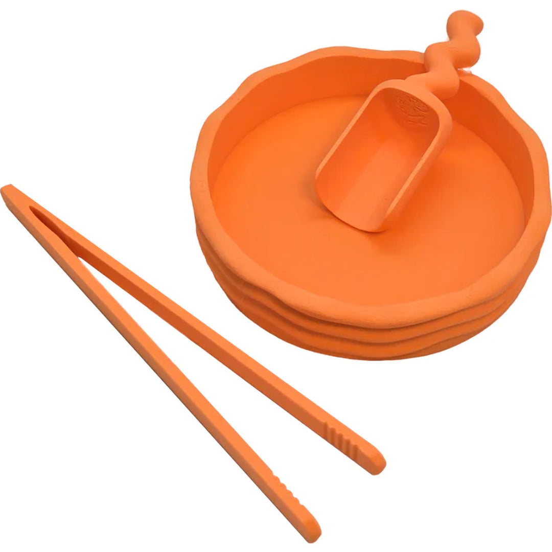 Grennn set van oranje sensorisch speelgoed met een pincet, kom en schepje.