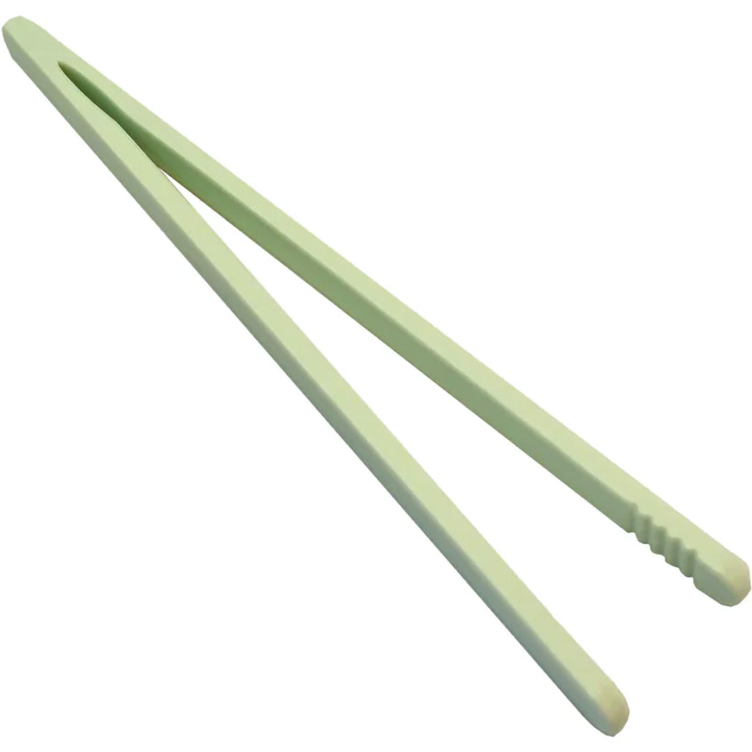 Een lichtgroen grennn bamboe pincet voor sensorisch speelgoed.