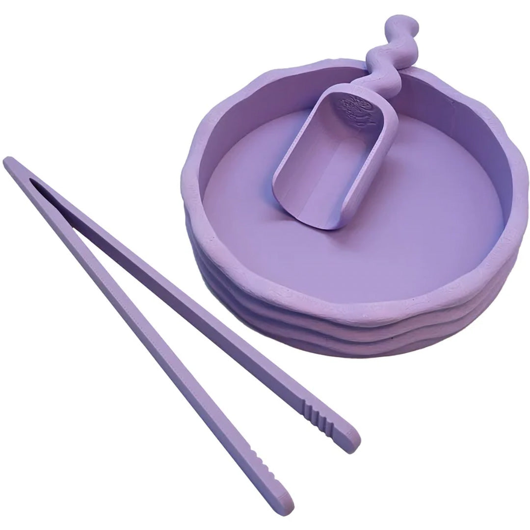 Een grennn pastel paars pincet, kom en schepje voor sensorisch speelgoed.