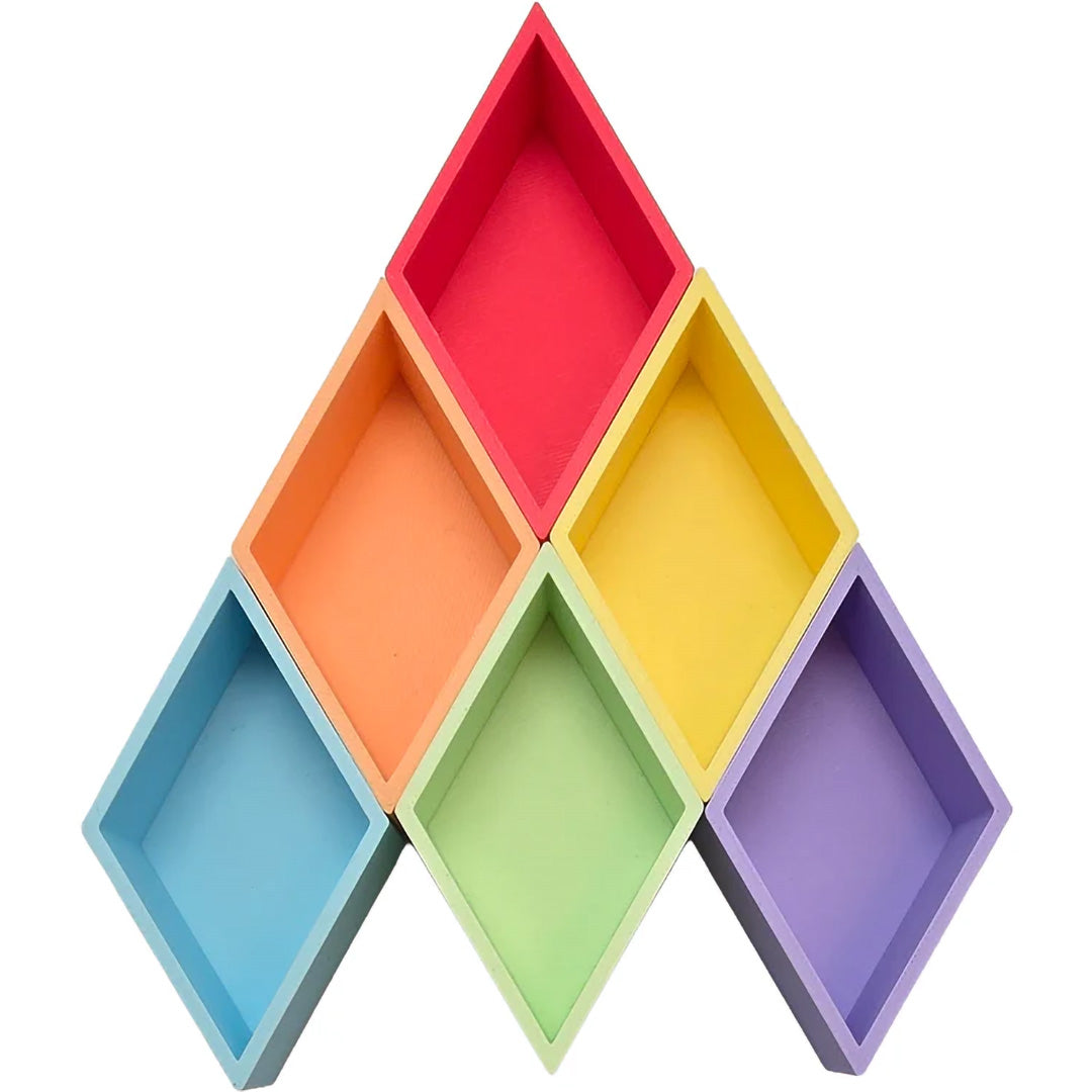 grennn speelbakjes in ruitvorm, gestapeld in een piramide van regenboogkleuren.