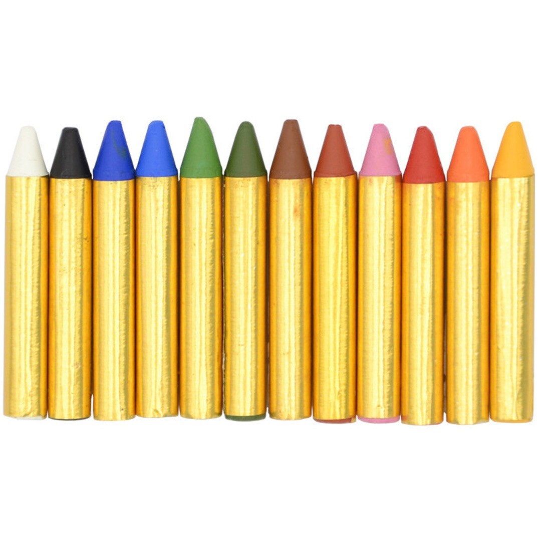 Een rij van 12 grim'tout schmink krijtjes in verschillende kleuren, elk met een gouden wikkel.