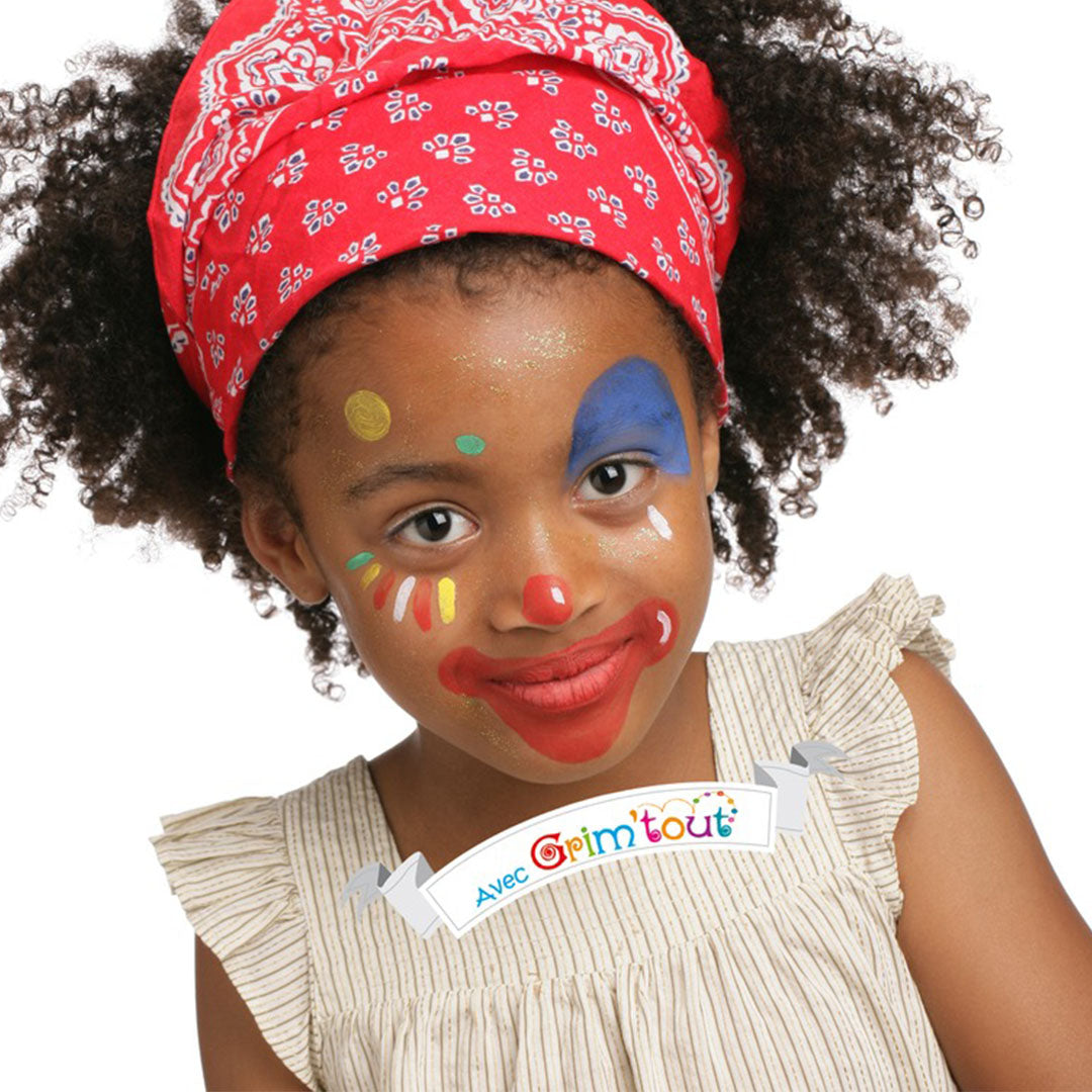 Meisje met een rood bandana en een clown schmink op haar gezicht, gemaakt met Grim'tout schmink.