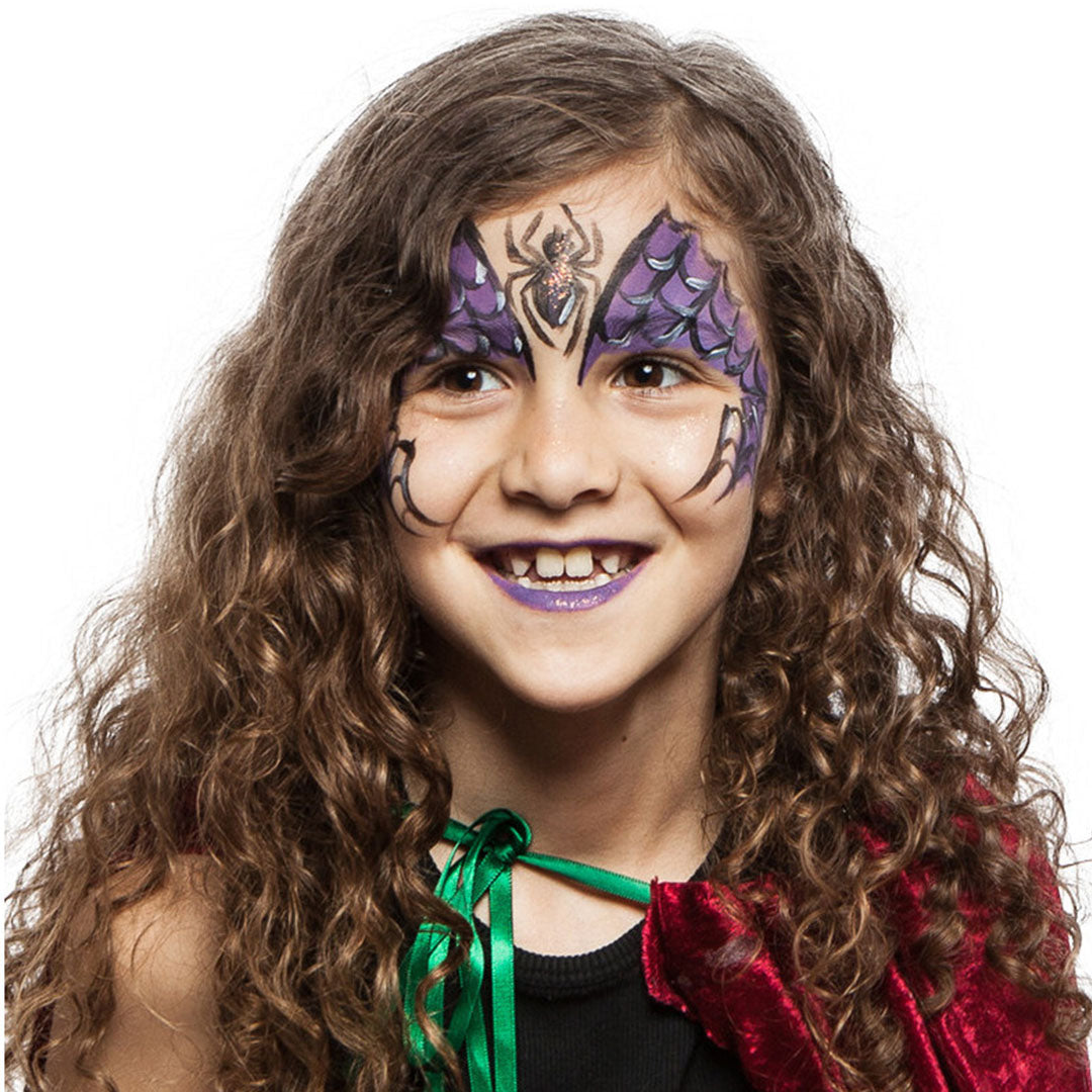 Meisje met paarse spinnenweb schmink op haar gezicht en paarse lippenstift.