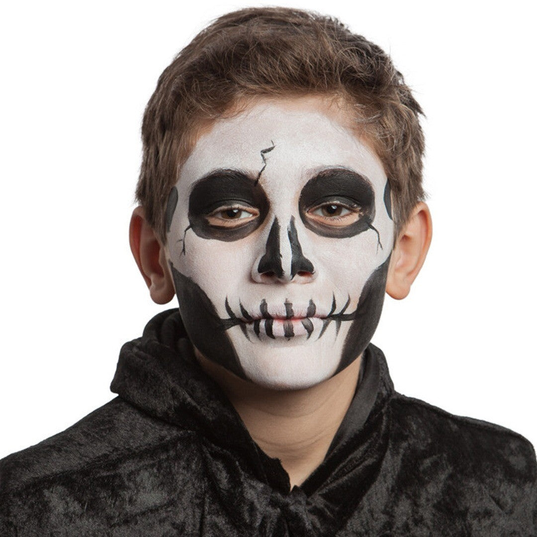 Jongen met een wit en zwart skelet geschminkt gezicht.
