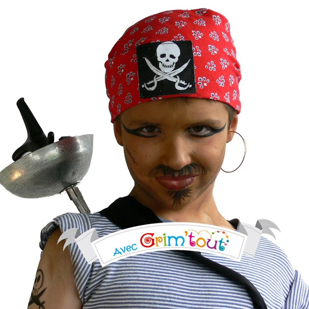 Een kind met Grim'tout piratenschmink, donker geschminkt met snor en een rode bandana.