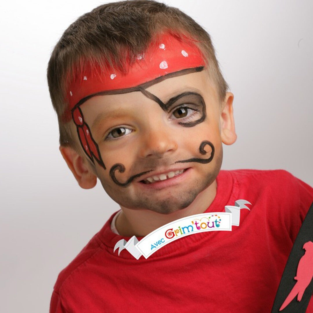 Een kind met Grim'tout piratenschmink, met een geschilderde rode bandana en snor.
