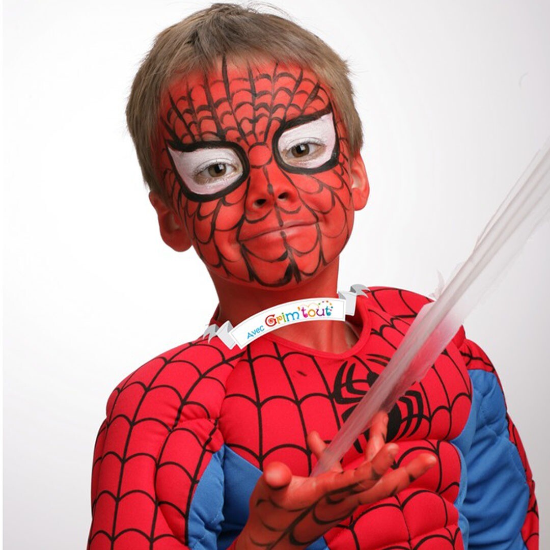 Een jongen met zijn gezicht geschminkt als Spiderman, gekleed in een Spiderman-pak.