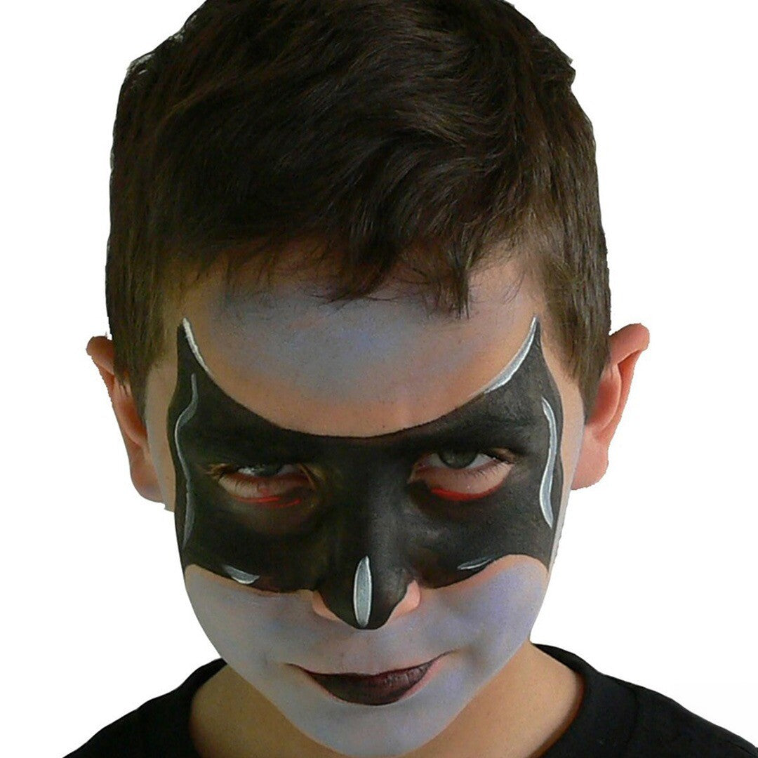 Een jongen met zijn gezicht geschminkt als Batman, met een zwart masker en grijze onderkant.