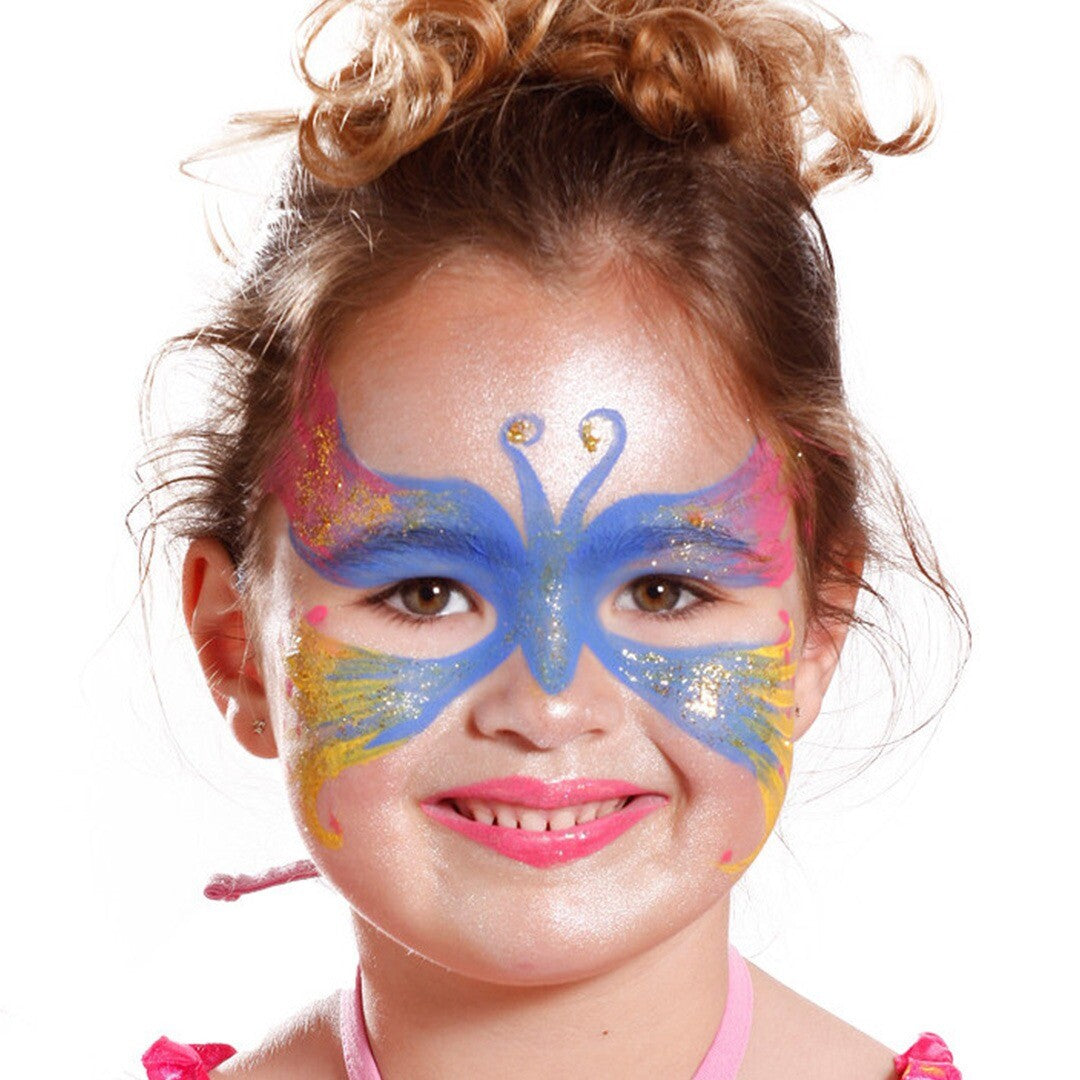 Meisje met een blauw en roze vlinder geschminkt gezicht.