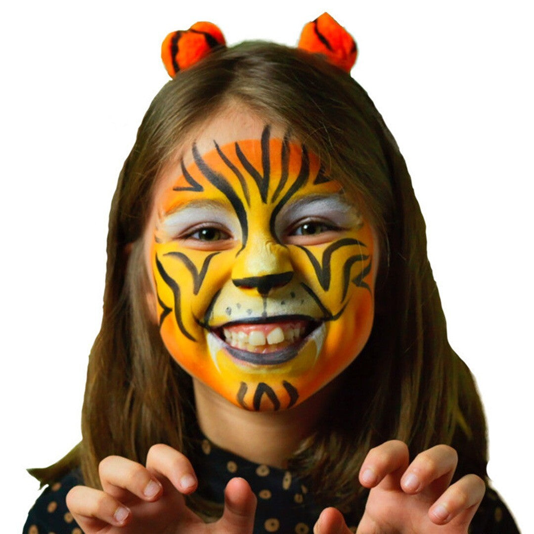 Meisje met een oranje en zwart tijger geschminkt gezicht en tijgeroortjes.