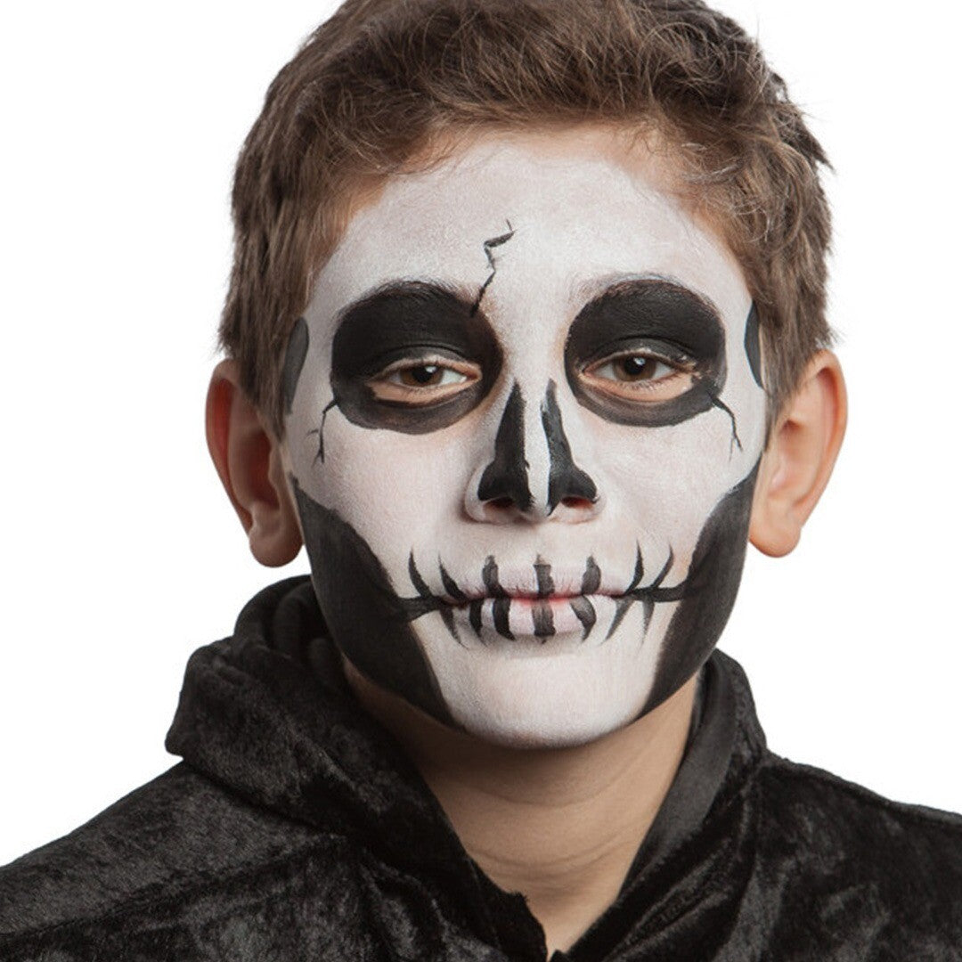Jongen met witte en zwarte skelet schmink op zijn gezicht.