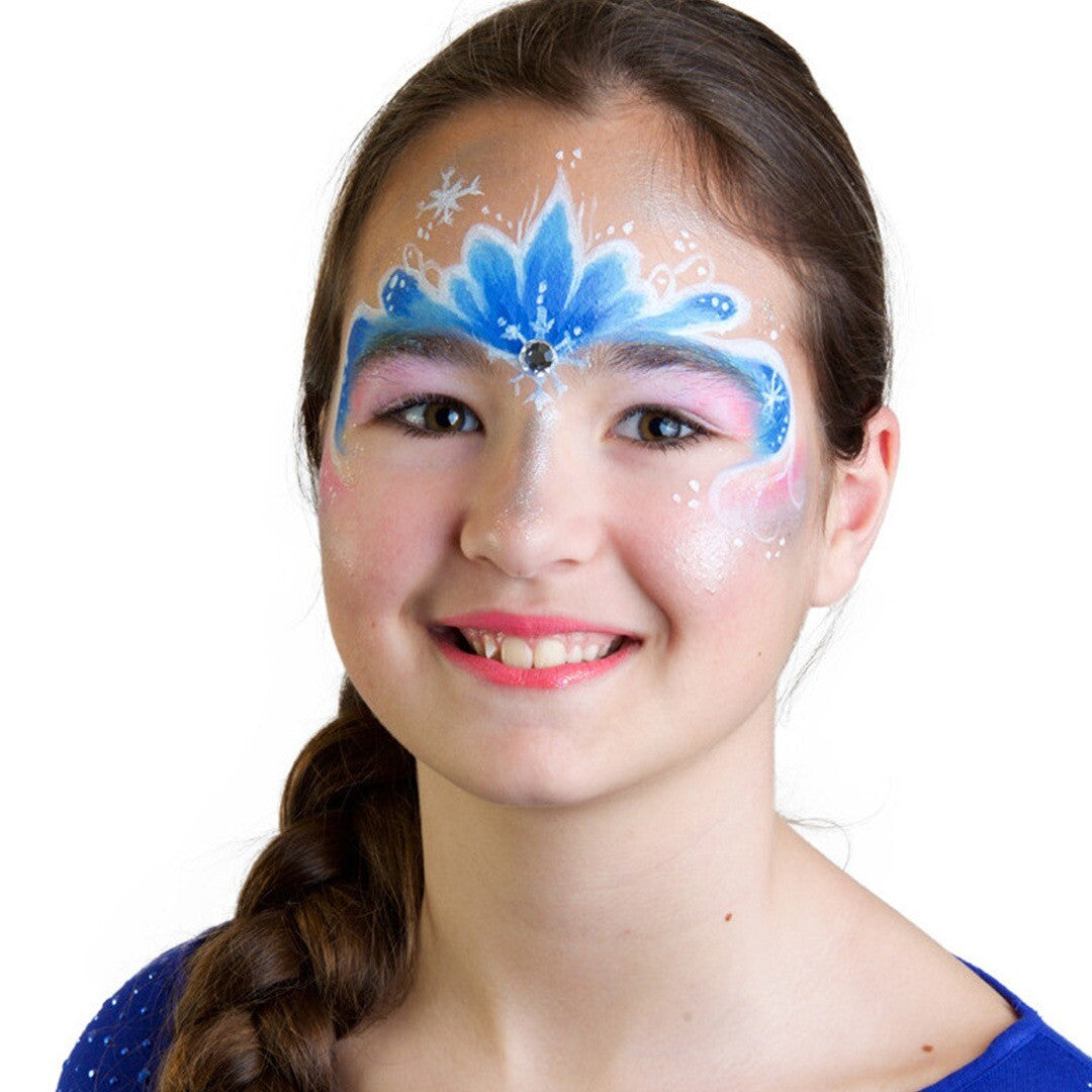 Een kind met een blauw-witte ijskoningin schmink op het voorhoofd.