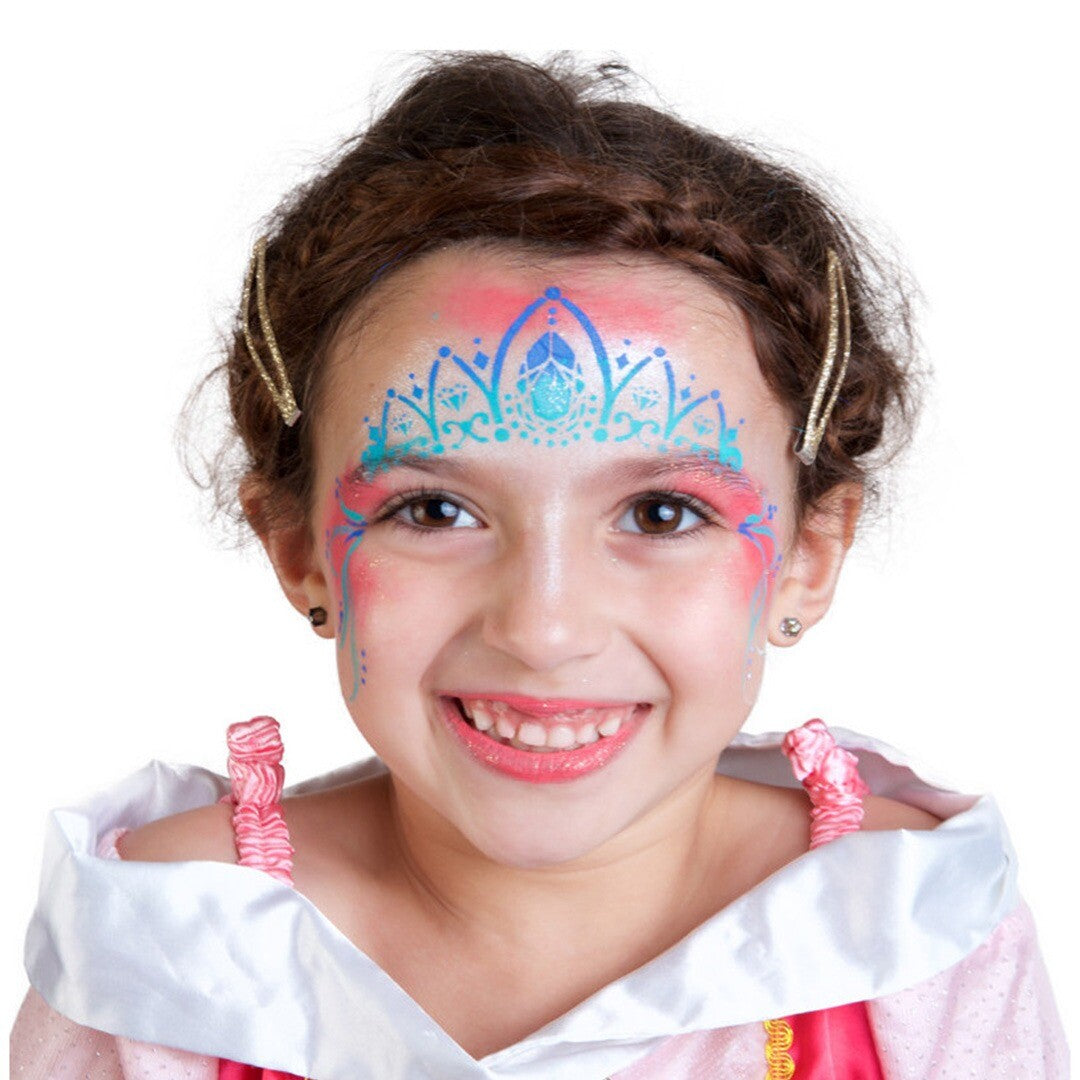 Een lachend kind met roze en blauwe prinsessen schmink op het voorhoofd.