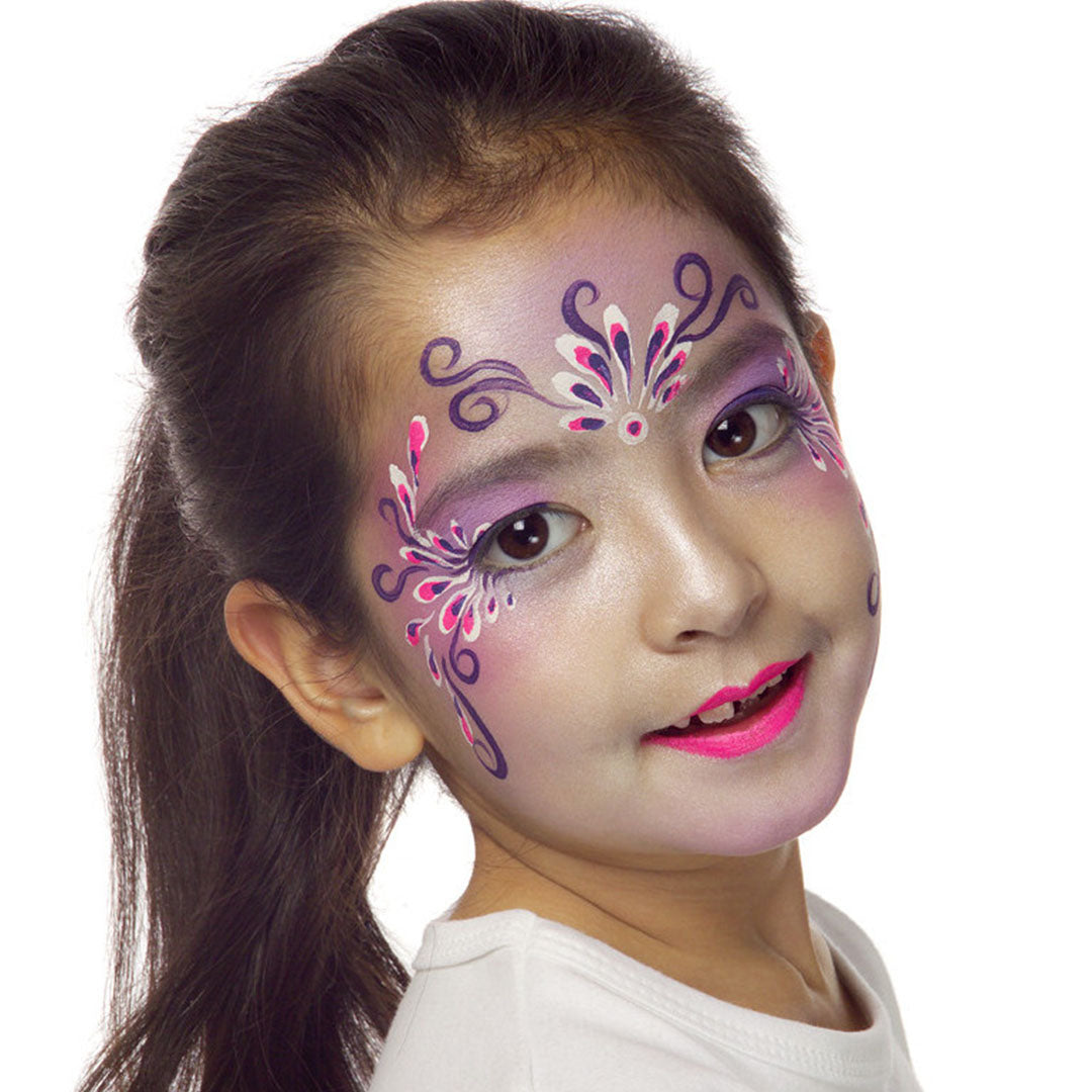 Een kind met paarse en roze sierlijke schmink rond de ogen en roze lippenstift.