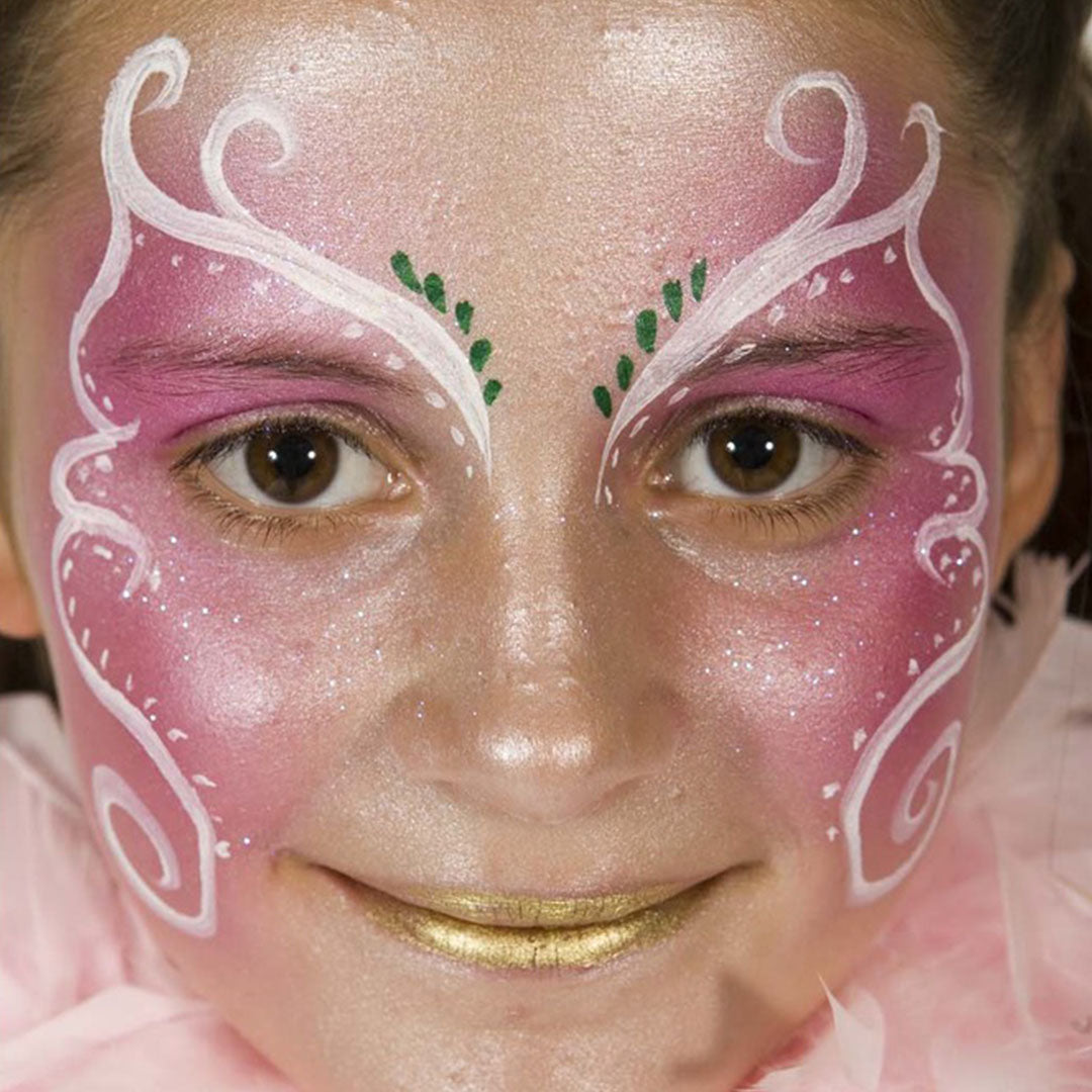 Een close-up van een kind met roze en witte vlinder schmink met glitters en gouden lippenstift.