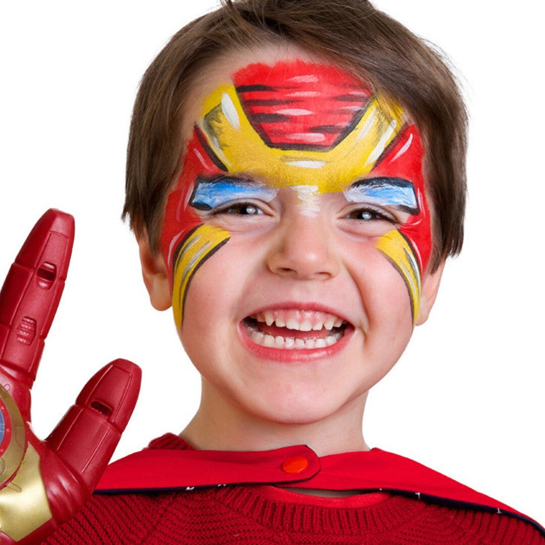 Lachende jongen met Iron Man schmink op zijn gezicht en een rode handschoen.
