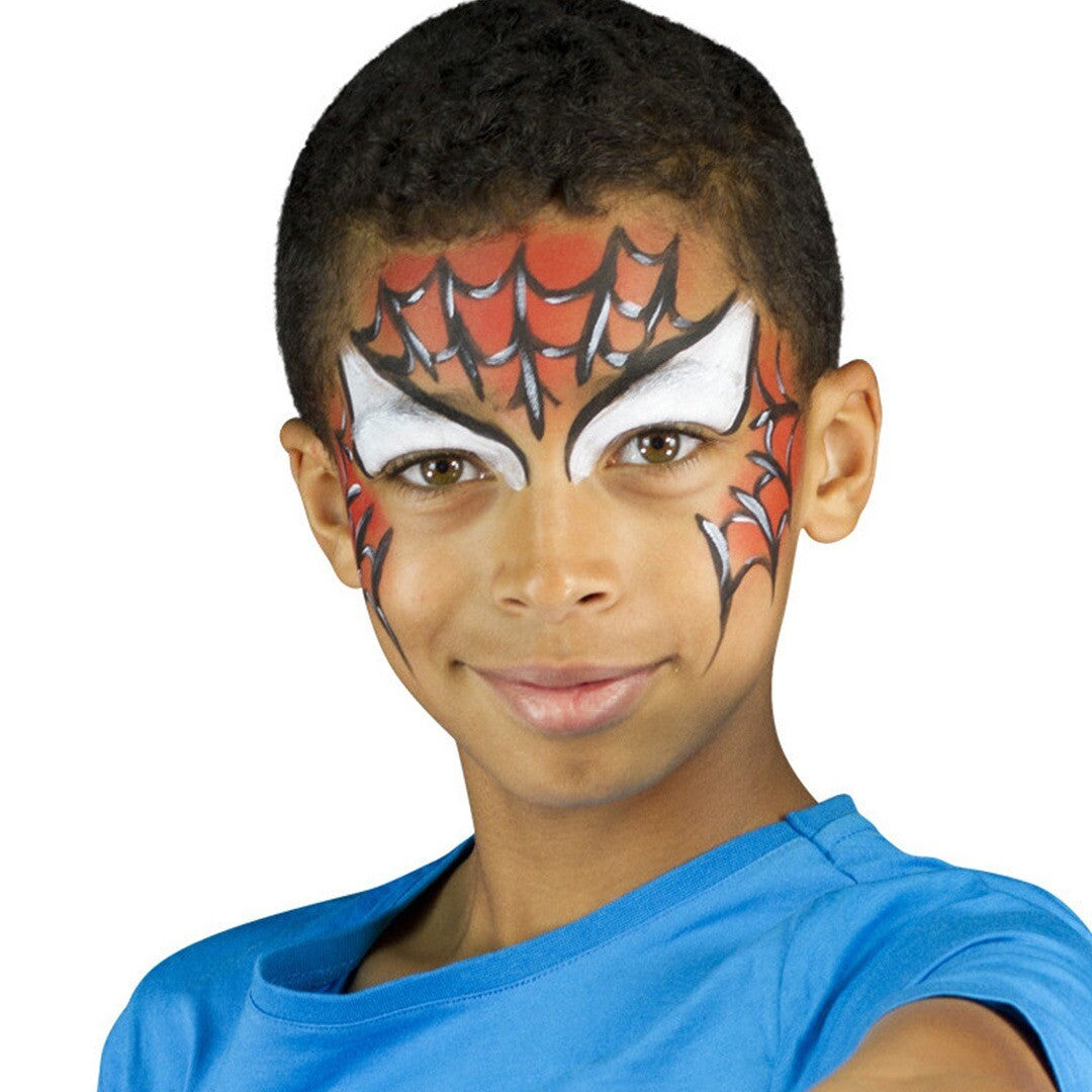 Jongen met Spider-Man schmink op zijn gezicht.