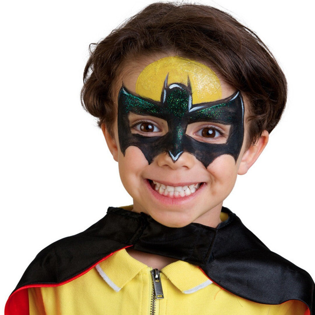 Lachende jongen met Batman schmink op zijn gezicht en een zwarte cape.