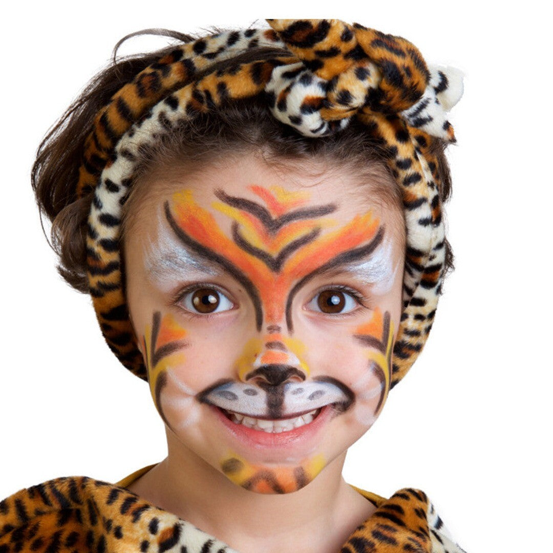 Kind met tijger schmink op het gezicht en een tijgerprint haarband.