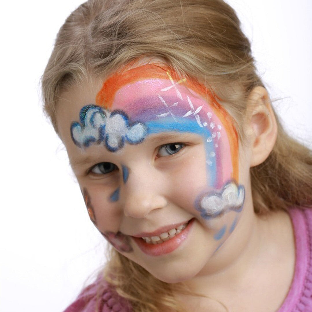 Lachend kind met regenboog en wolken schmink op het gezicht.
