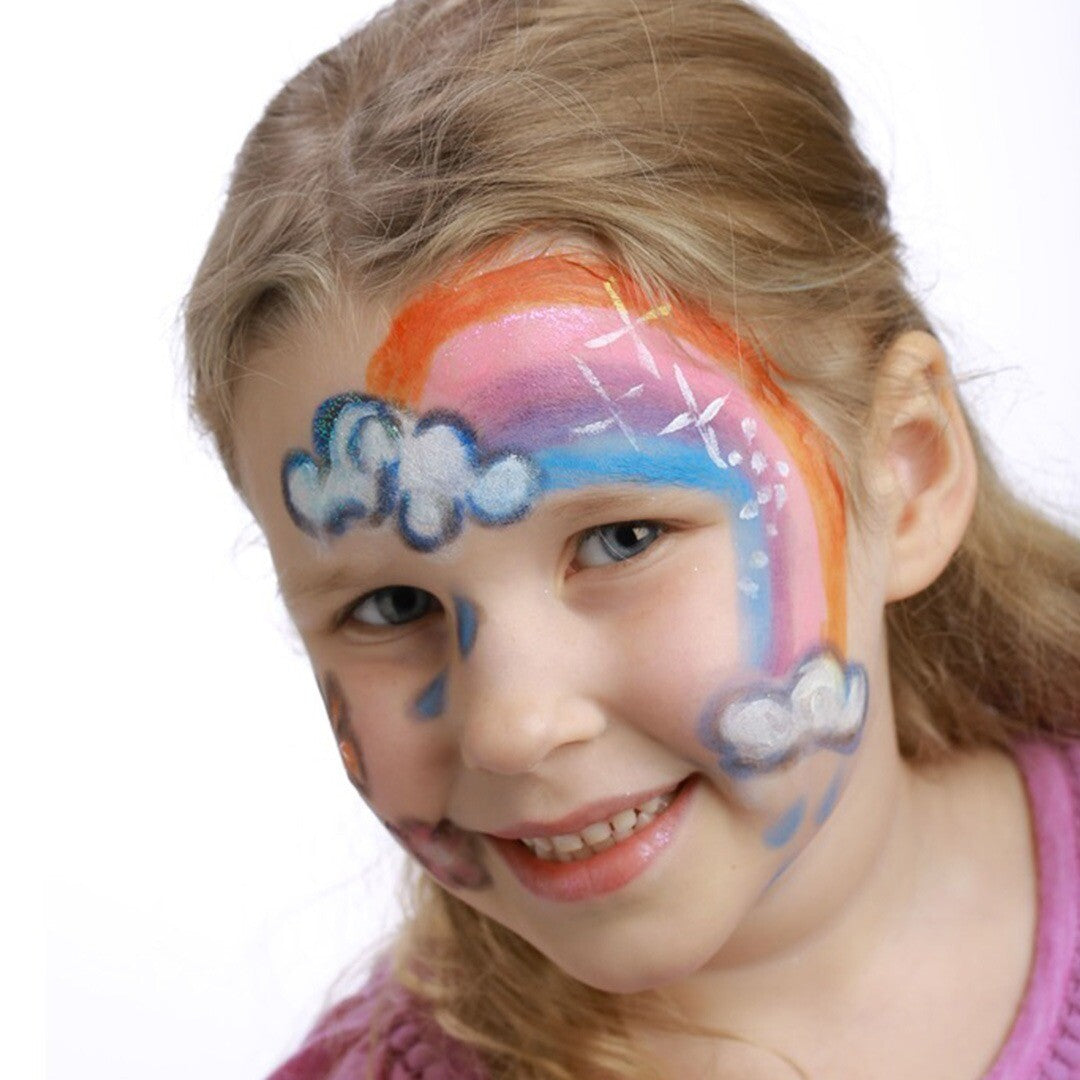 Een lachend meisje met een regenboog en wolken geschminkt op haar gezicht.